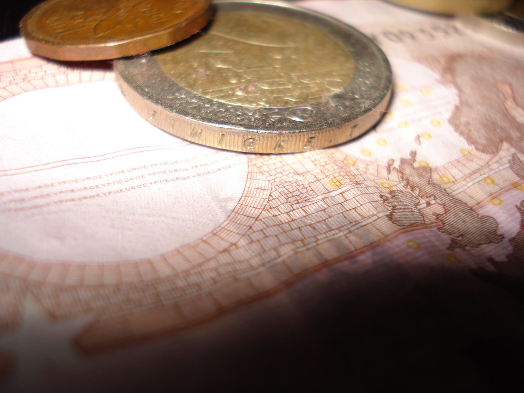Monety euro leżące na banknocie