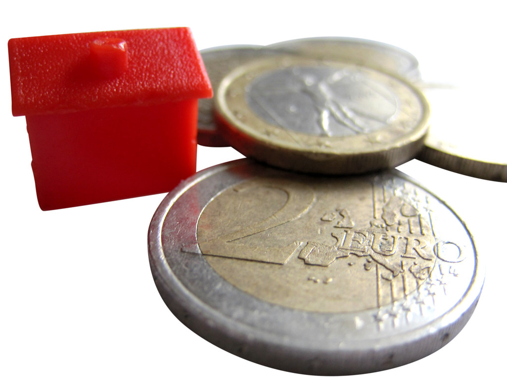 Model domu postawiony na banknotach euro